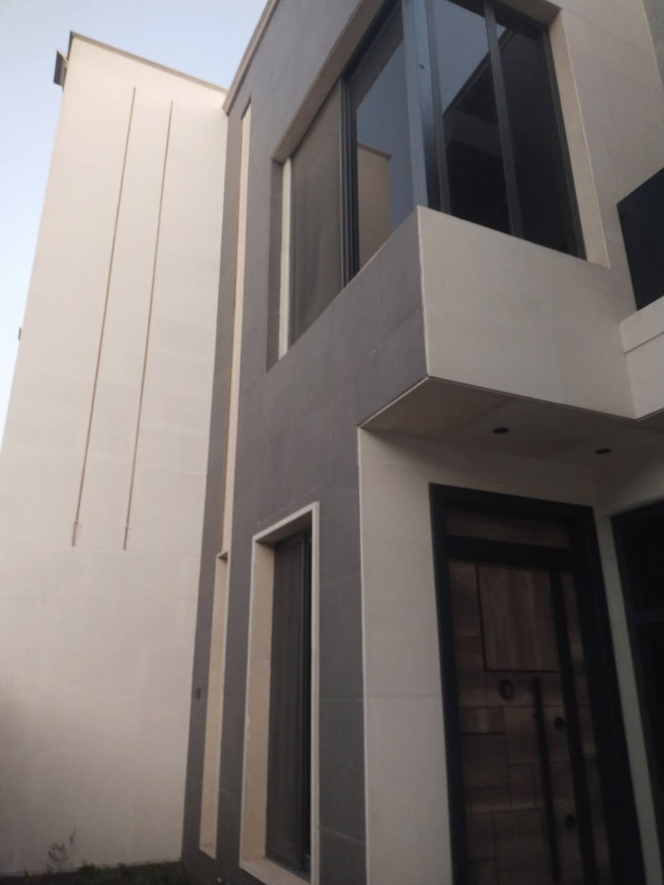 للبيع/
دار حديث 150م واجهة 7.50م 
مودرن 4 نوم بناء 2025 واجهة بورسلين وارضيات مرمر يحتوي على صالة ومطبخ حار بارد وهول حولي وحمامات عدد 4 وكراج سيارة 
الموقع/
ضباط السيدية قريب على الشارع التجاري وشارع الكويتي ش 12 م
للاستفسار
*********** واتس اب
غير متواجد على الفيس
