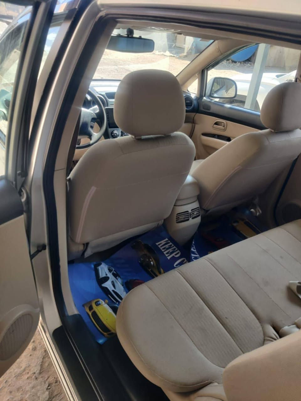 السلام عليكم 
كيا كارنز خليجي فول مواصفات موديل 12 محرك دوش 2000 رقم بغداد الدولي الجديد السنوية باسمي لغاية 2029 السيارة مكفولة ماعدا بارد بالباب خلف السايق مكان السيارة بغداد 
السعر 128  الشراي يتصل ***********
