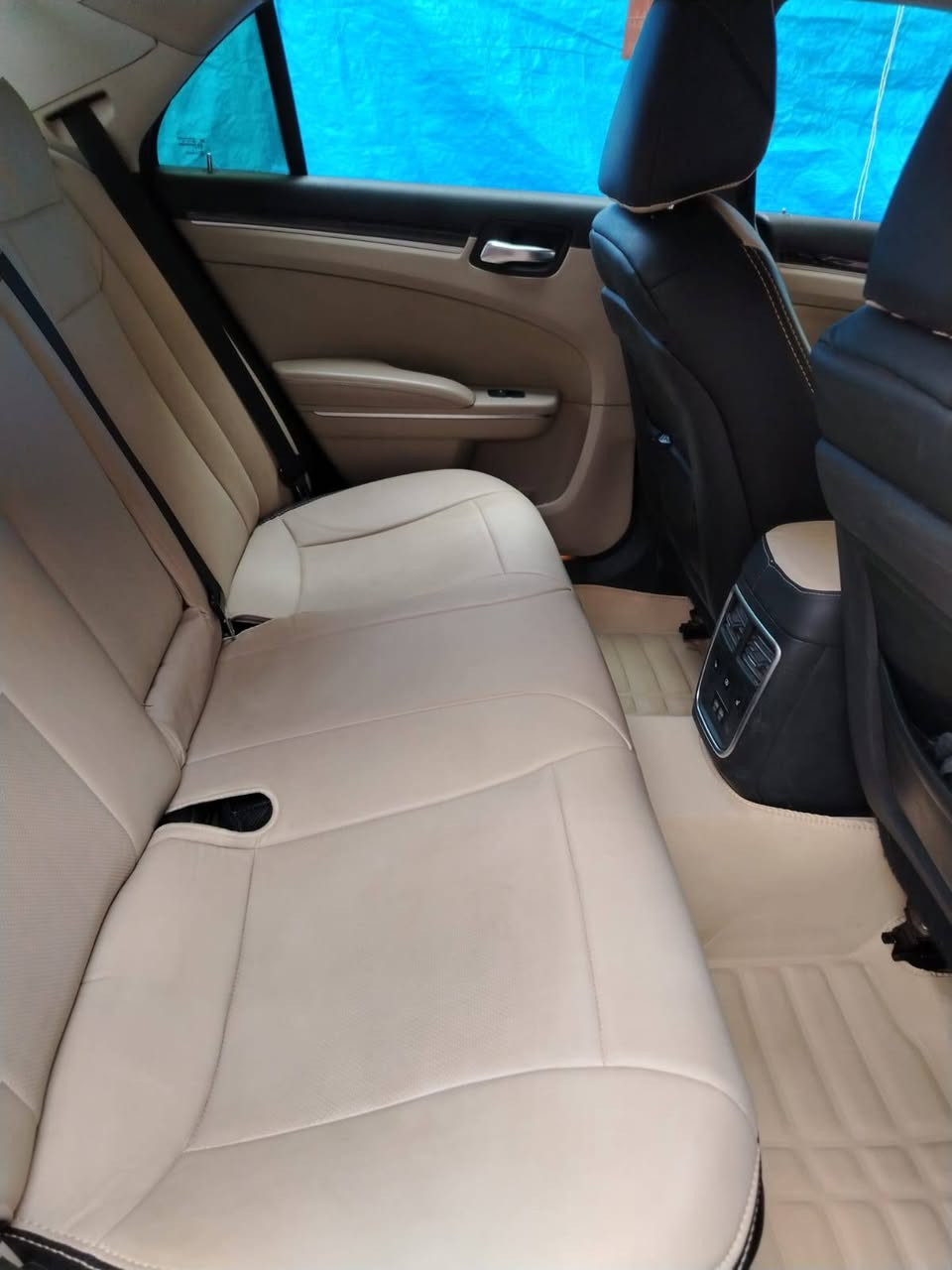 اوباما 16 C مرمزة و مسجلة 20 ومواصفات C معروفه فول بيها هواي مواصفات..السيارة هزة وسنوية بأسمي
حادثها امامي بنيد ومبدل جاملغ جديد مو صبغ . سيارة جدا نظيفة مكينة كير ظمان ونصبتها كلش حلوة استخدام شخصي ما مشتغلة خط  .. 
رقم بصرة دولي


**إذا كنت صاحب هذا الإعلان وتريد حذفه لأي سبب، رجاءا أرسل رسالة إلى الدعم الفني**