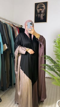 "جمال العباية في بساطتها" تألقي معنا في تشكيلة منوعة من العبايات بملمس...