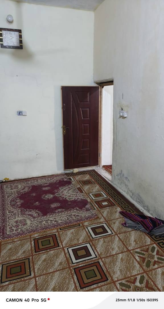 من رخصت الادمن بيت  لبيع ١٥٠ م بيه غرفه وصاله ومطبخ وصحيات وديوانيه بدون سقف حي الوحده الإسلامية حواسم رقم *********** سعر ١٤ وبيه مجال
