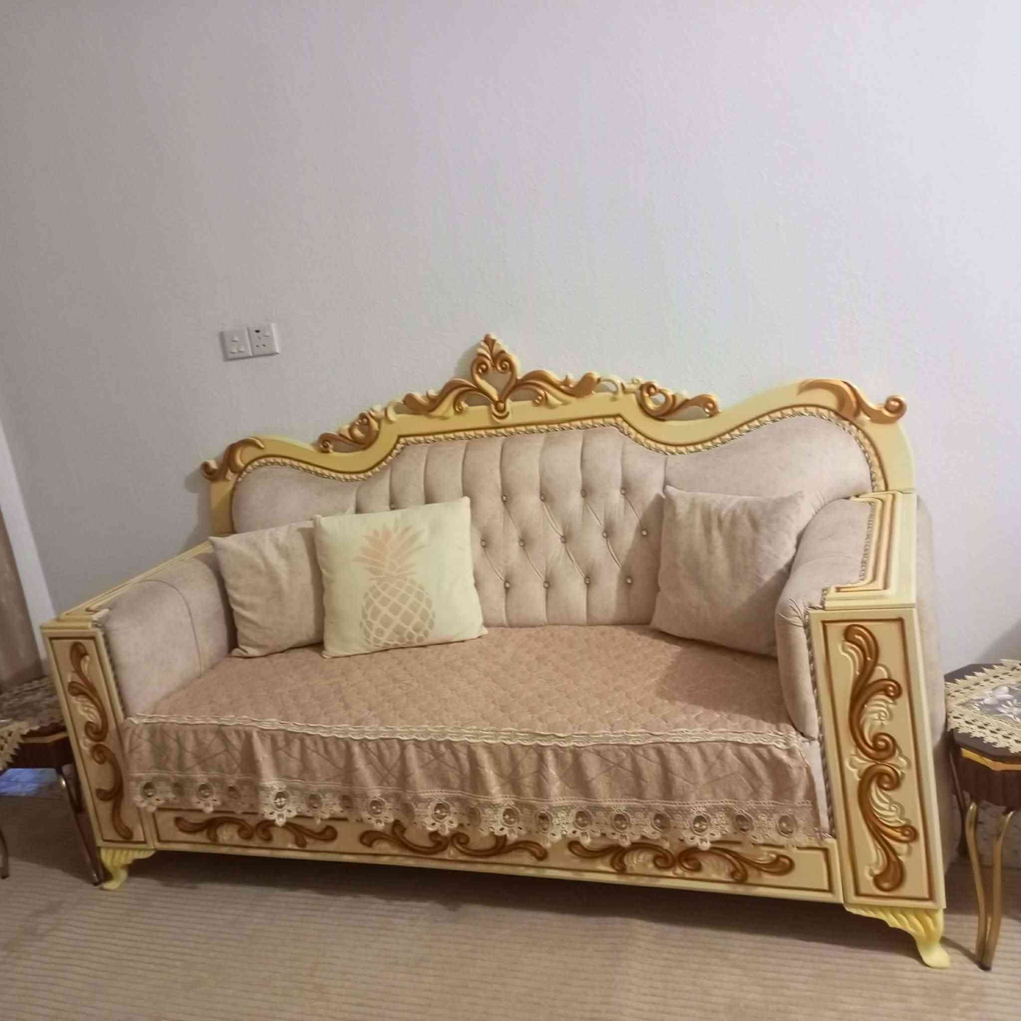 تخم 5 مقاعد استخدام جدا قليل مع طاولات للبيع رقمي ***********
