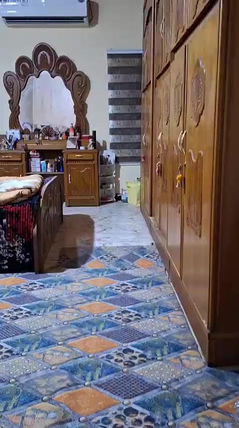 غرفة اخشاب تفصال عراقي سعرها مليونين وبيه مجال.***********
