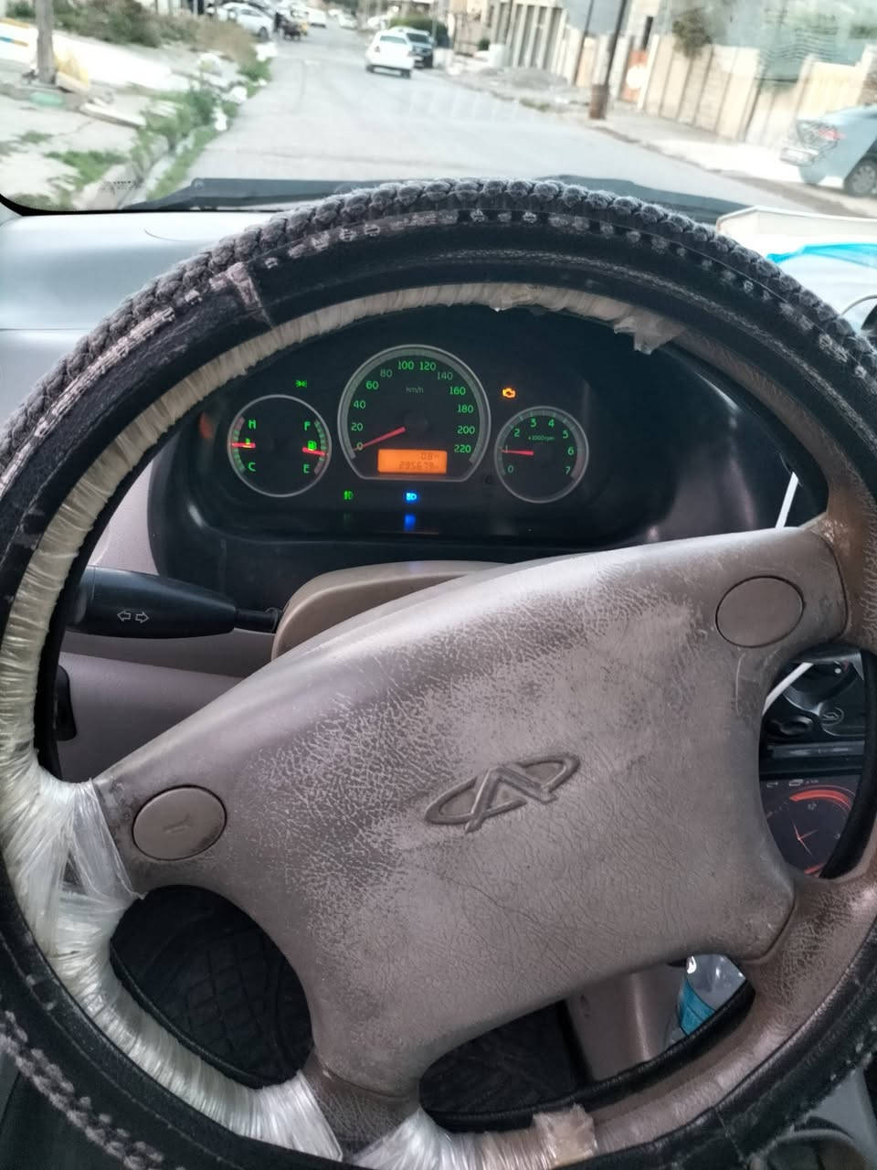 السلام عليكم
سيارة QQ لون ابيض 2013
  للبيع 
السيارة جاهزة 
تبريد بس ناقص غاز فقط شرط
تدفئة شغالة
وايرمنية كلها شغالة ما عدا كيج الكيلو متر 
كير محرك شرط 
هزة ورقم جديد 
طخم  و دبلات جدد 
تايرات نضاف 
حساسات جدد ( حساس كزوزات وحساس كمشفت)
فيت بم جديد 
كابون بانزين بيها 
بدون صبغ بدون بارد 
صبغ فقط دوائر ودوسات 
السيارة بأسمي 
شرط التحويل 
السعر 37$ وبيها مجال 
للاستفسار 
مكان السيارة ، الزهور شارع العجزة .
*********** واتسب ايضا 
***********
