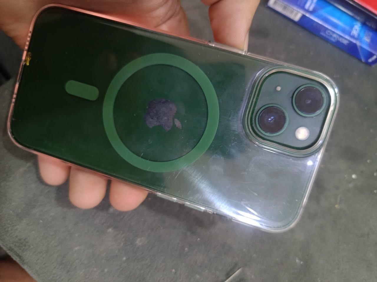 السلام عليكم
ايفون 13 عادي 
ذاكرة 128 
بطارية 92 
ممبدل بي اي قطعة ولا مفتوح 
الموبايل اخو الجديد من النظافة والاداء 
وياه هدية كفر وكيبل شحن 
سعرة 450 
***********
واتساب او خاص
