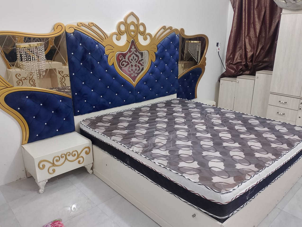 غرفة نوم تركي درجة أولا بحالة جيدة موضح الضرر بل صور السعر 500بدون الدوشك سرير وكومديات 2وكنتور وميز المراية والكزام  والكنتور عراقي ***********
