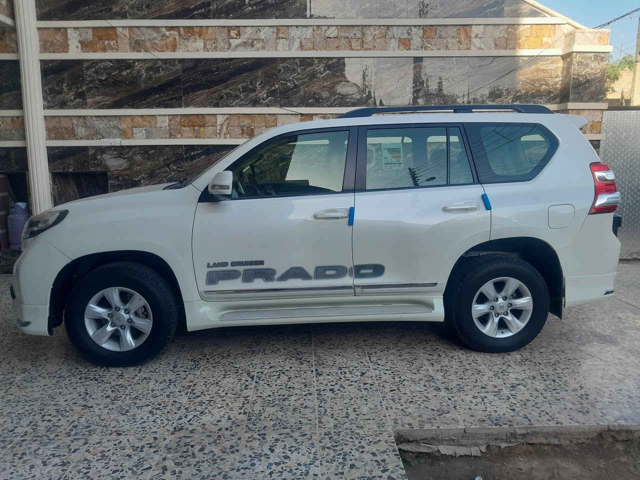 سلام عليكم   
برادو 
مكفوله كفاله عامه من الحادث 
موديل 2013 فول دبل تانكي محدثه للجماليه ٢٠١٧ 
كويتي عداد المسافه ١١٧ الف حقيقي على الفحص 
محرك 6 سلندر 4000
رقم بغداد انكليزي بسمي تحويل مباشر 
فتحت سقف سلايد 
بصمه ابواب + بصمه تشغيل
كشن جلد  
اشاير بلمري المري شفط 
لد نهاري 
تبريد 3 قطع 
هوك سحب 
فور ويل 
تخم تاير جديد أدامه عامه للسياره من كل نواحي  بشركه تيوتا سياره جديده وجاهزه ماتصرف عليه 
للستفسار أتصل وتدلل ***********
سعر المطلوب ٢٦٠ بيه مجال ان شاءالله
