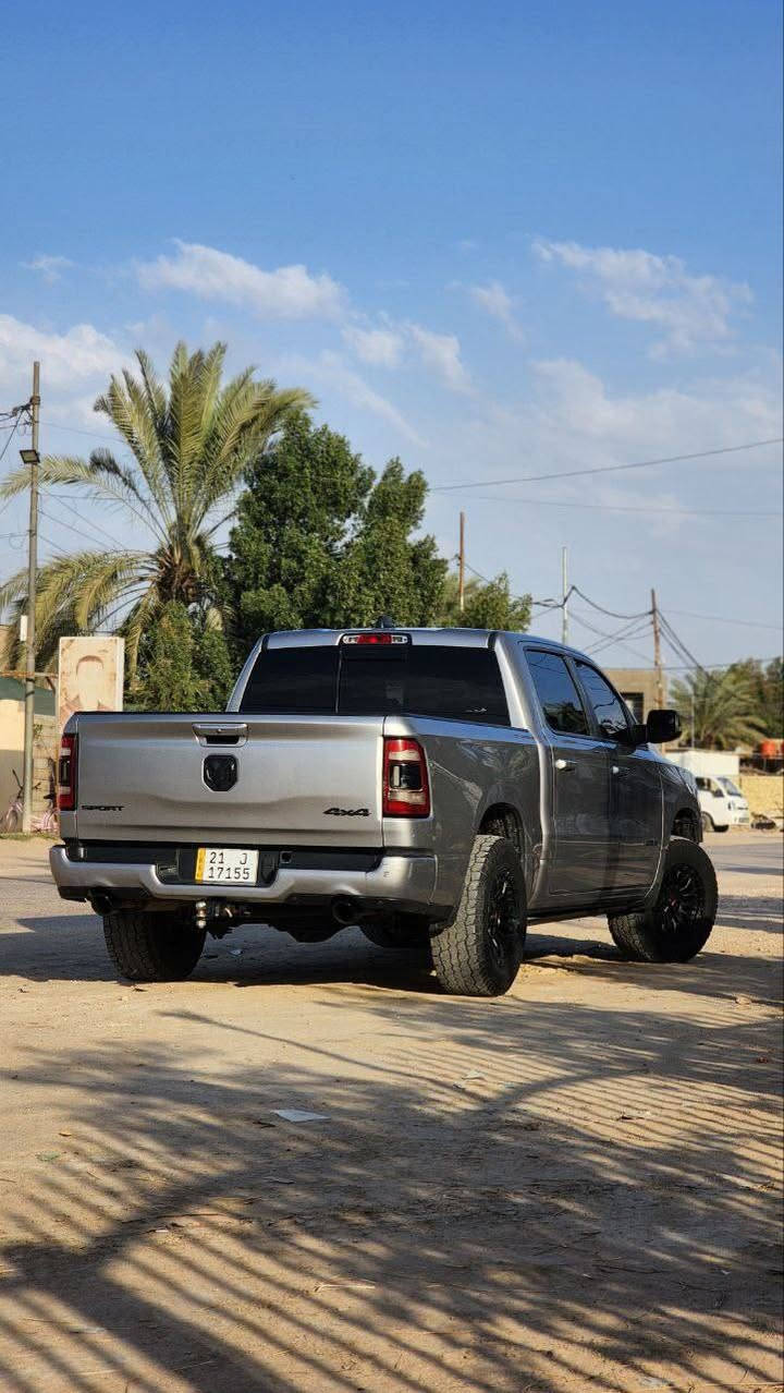 السَلٱمٌ عـَلـْيگمّ-ۈرحـْمّـٌة ٱللـّہ ﯙبُرگـّاتہ
للبيع دوج رام 2021(SPORT) فول مواصفات 1/1;
ممشه السياره 52 الف mi(قابله للزياده) 
المواصفات: 
1/ محرك V8 سعة 5.7 لتر بقوة 395 حصان 
2/ناقل الحركة أوتوماتيكي 8 سرعات
3/اللون سلفر داخل اسود 
4/الدفع دفع رباعي
5/الاستهلاك الوقود8 كم/لتر داخل المدينة و 10.2 كم/لتر على الطريق السريع
6/التسارع من 0 إلى 100 كم/س في 6.8 ثانية
7/المقاعد مقاعد أمامية قابلة للتهوية 
8/النظام الصوتي نظام صوتي ألباين بـ10 سماعات
9/الشاشة شاشة لمس قياس 8.4 إنش
10/السلامة 6 وسائد هوائية، نظام منع انغلاق المكابح، نظام التحكم الإلكتروني بالثبات
11/كامره اماميه 
12/كامره دواره خلفيه
13/جامه خافيه كهرباء 
14/بنرامه سقف
15/كير موس
16/حساسات اماميه
17/حساسات خلفيه
18/كامره اماميه
19/وقوف ذاتي
20/رادارات
21/رقم السياره سليمانيه دولي
22/ تضليل نسبه 80%
23/ضرر السياره كلين تايتل بدون حادث 

الاستفسار: ***********

مكان السياره:بابل_حله
