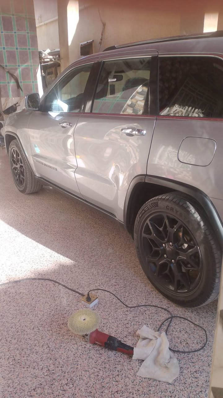 جيب كراند شيروكي لمتدد :2017
رقم بغداد الجديد بسمي هزة سنوية جديدة 
المحرك : V6.  3.6L 

فول فول 

معروفة مواصفات لمتدد

لون :سلفري غير محدد

حادث جاملغ وبنيد فقط
المواصفات  . 
* سقف بانوراما . 
* شاشه كبيرة  . 
* نظام الخرائط (GPS) .
* ستيرن كهربائي . 
* المصابيح الأمامية زنون .
* كشافات الضباب زنون .     
* تشغيل عن بعد .
* صندوق كهربائي .
* داخل اسود   .
* حفظ وضعيات الجلوس (ميموري) . 
* المقاعد الأمامية كهربائية .
* سستم صوت الباين. 
* حساسات أمامية
* حساسات خلفية . 
* كاميرا خلفية .
* تدفئة ستيرن . 
* المرايا الجانبية قابلة للطي .
* مرايا متحسسه للضوء العالي . 
* بلوتوث تلفون . 
* محدد سرعة . 
* نظام التشغيل والاطفاء الاوتوماتيكي ( Auto Start System ) .
*سستم صوت بيهة خرافي 

معروضة 212وبيهة مجال 
مكاني بصره
*********** شط العرب, البصرة
