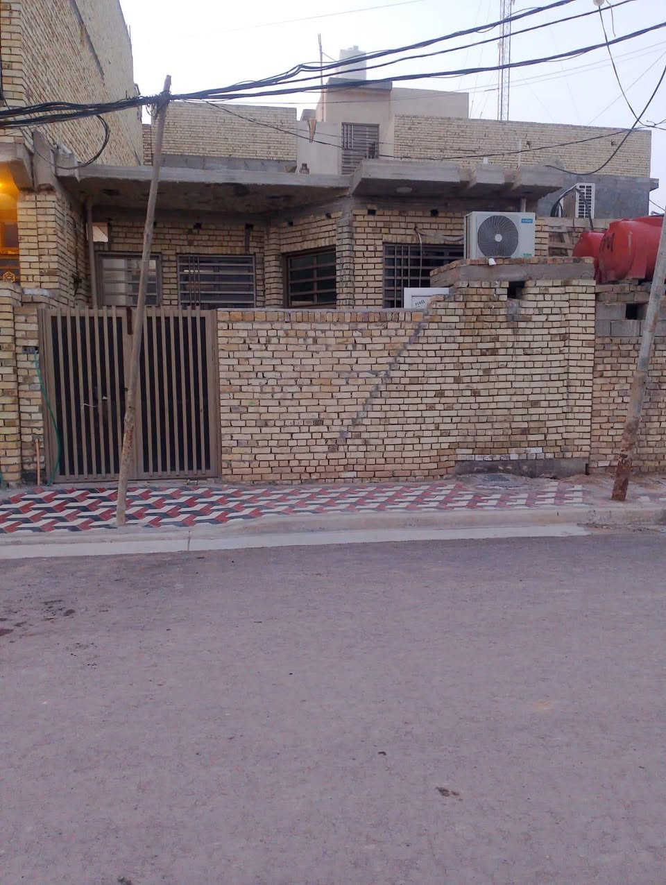بيت للبيع، 
طابو صرف /12124،
حي الاساتذه قرب جامعه الامام الصادق، موقع الدار بين ركنين مقابل حديقه ،
 المساحه.7*16  /  112م ،
ملاحضه البيت ليس مشيد بالكامل، 
الاستفسار والاتصال 
***********
