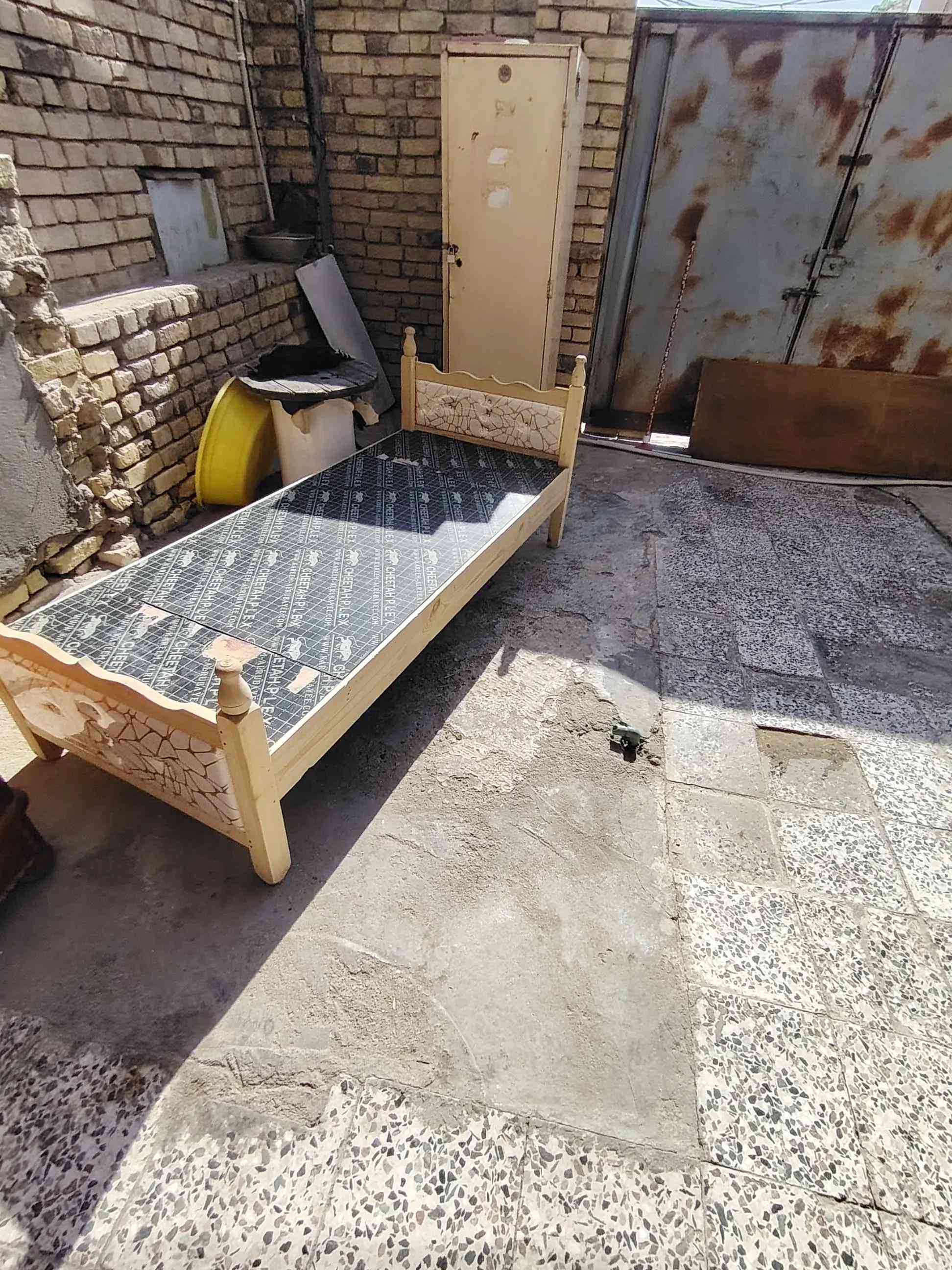 مناااااسب جدااااا  غرفة اخشاب صاج داخل وخارج 6 بيبان طابقين ظهر جرجوبة نظافة عالية ب 650 + معرض بلازما صاج تسكام ثقيل نظيف ب 50 ألف + سرير نفر دوشمة جلد ب 35 ألف *********** العمارة حي العسكري نهاية سايدين حي الفنانين 

