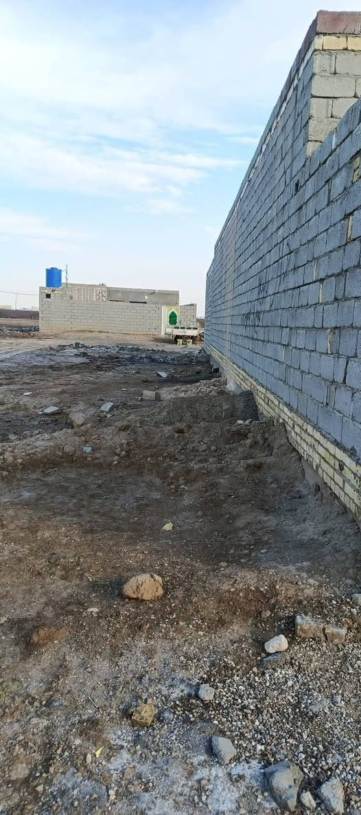 سلام عليكم بيت للبيع 200 متر واجه 10 نزال 20 غرفتين وصاله وستقبال ومطبخ وصحيات داخليه وخارجيه وممسس كهرباء وماء وملبوخ نص لبيت ستفسار ع هذه رقم ***********
