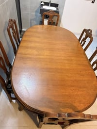 ميز طعام للبيع يحتوي ع 6 كراسي نوع الخشب بورمي  سعرة 350 الف بغداد الح...