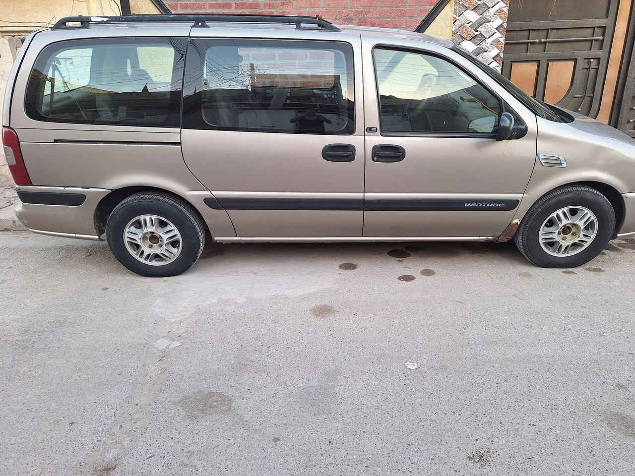 السلام عليكم اخوان للبيع شوفرليت فنجر 7 راكب موديل 2000 محرك V6 .3400 كير ومحرك وبلادي رقم بغداد ومكاني بغداد السياره بأسمي . السعر 55$ وبيها مجال هاتف ***********
