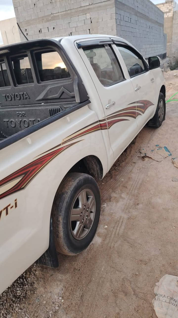 هايلوكس 2014 محرك كير حداده كله جديد ومكفول من الضربه بيه بس بارد بل جاملغ السياره بل بصره السعر 225 وبيه مجال قليل *********** رقم راعي السياره
