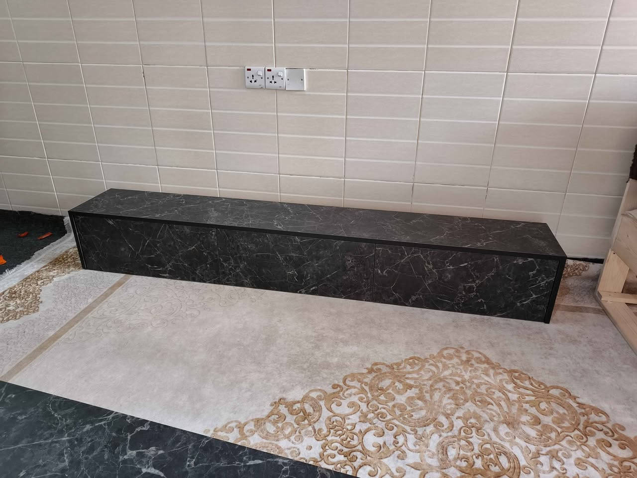 مێزی تیڤی بە ڕەنگی رةش بةشوازي هةلواسين نرخي هةلواسين ١٠٠هةزار بؤ ناو شاري سليماني گةياند ٥هةزار بؤشارةكاني كوردستان هةمانة ناونيشانمان سليمان بةكرةجؤي كؤن نزيك مزگةوتي  سةرداري هةورامي 
*********** Singapore
