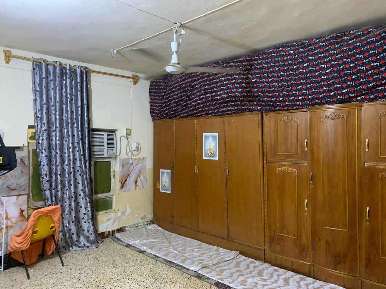 سلام عليكم ورحمة الله وبركاتة بيت البيع مساحه 200متر قرب جامع اسما الله الحسنى الكاطون السعر خابر ودلل الرقم ***********
