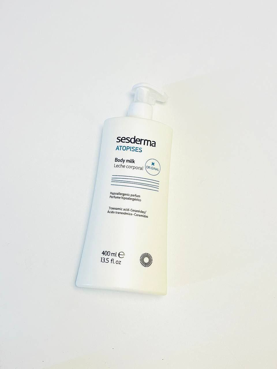 لوشن حليب الجسم Sesderma Atopises هو منتج مصمم خصيصاً لترطيب وتهدئة البشرة الجافة، الحساسة، والمعرضة لـ لأكزيما.ت
الفوائد الرئيسية
ترطيب مكثف: يوفر ترطيباً عميقاً وطويل الأمد للبشرة.
تهدئة التهيجات: يساعد على تهدئة الحكة وتخفيف الأعراض المزعجة المرتبطة بالبشرة الأتوبية.
استعادة حاجز البشرة: يعزز الحاجز الواقي للبشرة ويساعد على الاحتفاظ بالرطوبة.
مضاد للبقع: يحتوي على حمض الترانيكساميك الذي يساهم في توحيد لون البشرة وله مفعول مضاد للكلف.
تركيبة آمنة: لا يحتوي على أصباغ صناعية، بارابين، كبريتات، أو لانولين، وهو مضاد للحساسية ومناسب لجميع أفراد الأسرة، بما في ذلك الرضع والأطفال.

سعر القطعه 16 
قطعتين 25
تــــــوصيــــــل بغداد 4 محــافظات 6


**إذا كنت صاحب هذا الإعلان وتريد حذفه لأي سبب، رجاءا أرسل رسالة إلى الدعم الفني**