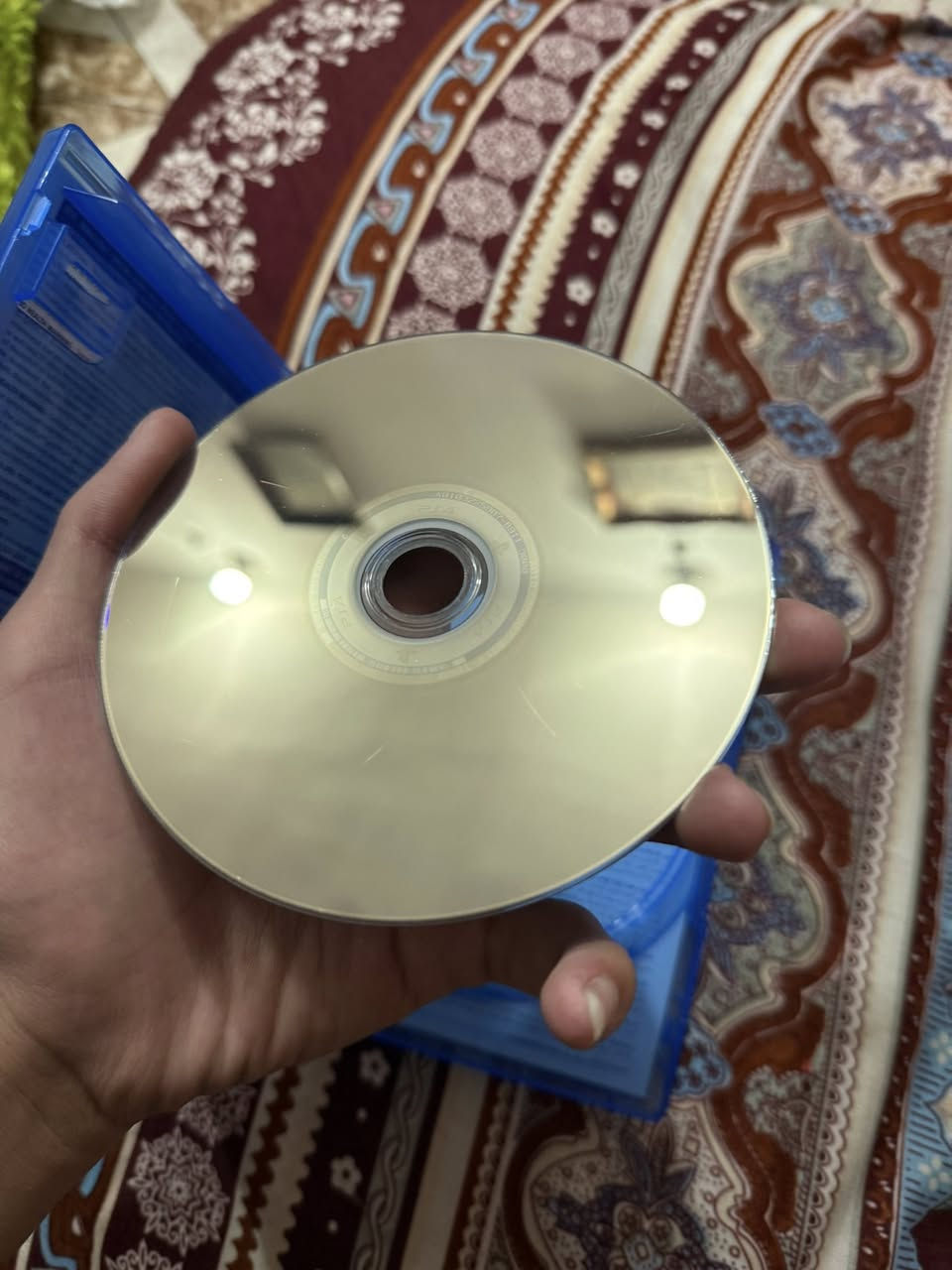 السلام عليكم قرص ايام مضت ( days gone ) عربي دبلجه وليس ترجمه يعني يتكلمون عربي القرص نفضيف مثل ما موضح كدامك مرايه تشوف نفسك بيه بس بيه شخوط خفيف كلششش بس امان الله شغال  رايده بسعر 20 الف وتره جاي يبوعنه اكثر من 25 الف وروح شوف ودور مكاني بغداد حي العامل مقابيل البيت الياباني ولي يكول جاي تغني خلي يروح يشوف سعره وهذا رقمي ***********
