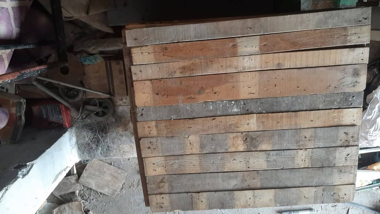 مكعب خشب سكيبات اسباني جاهز مفلش الطول متر ومتر وعشرين سنتم أغلب خشب المكعب جيد المكان البورصه شارع البيبسي موبايل
***********
