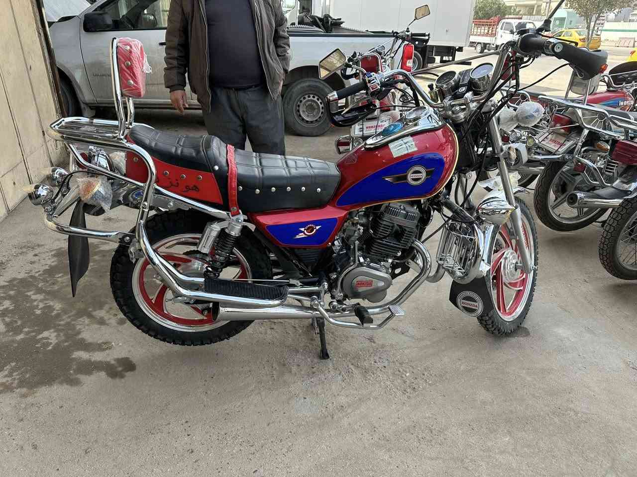 السلام عليكم يتوفر لدينا جونده دبل بلك لون ابيضّ واحمر 
موديل 2019+2024+2026
اشارير لد لايت زنون أم بي ثري ريمونت 
العنوان بابل حلة باب المشهد مقابيل بانزين خانة 
معرض جون واي  لصاحبه عباس جابر
الاستفسار***********
