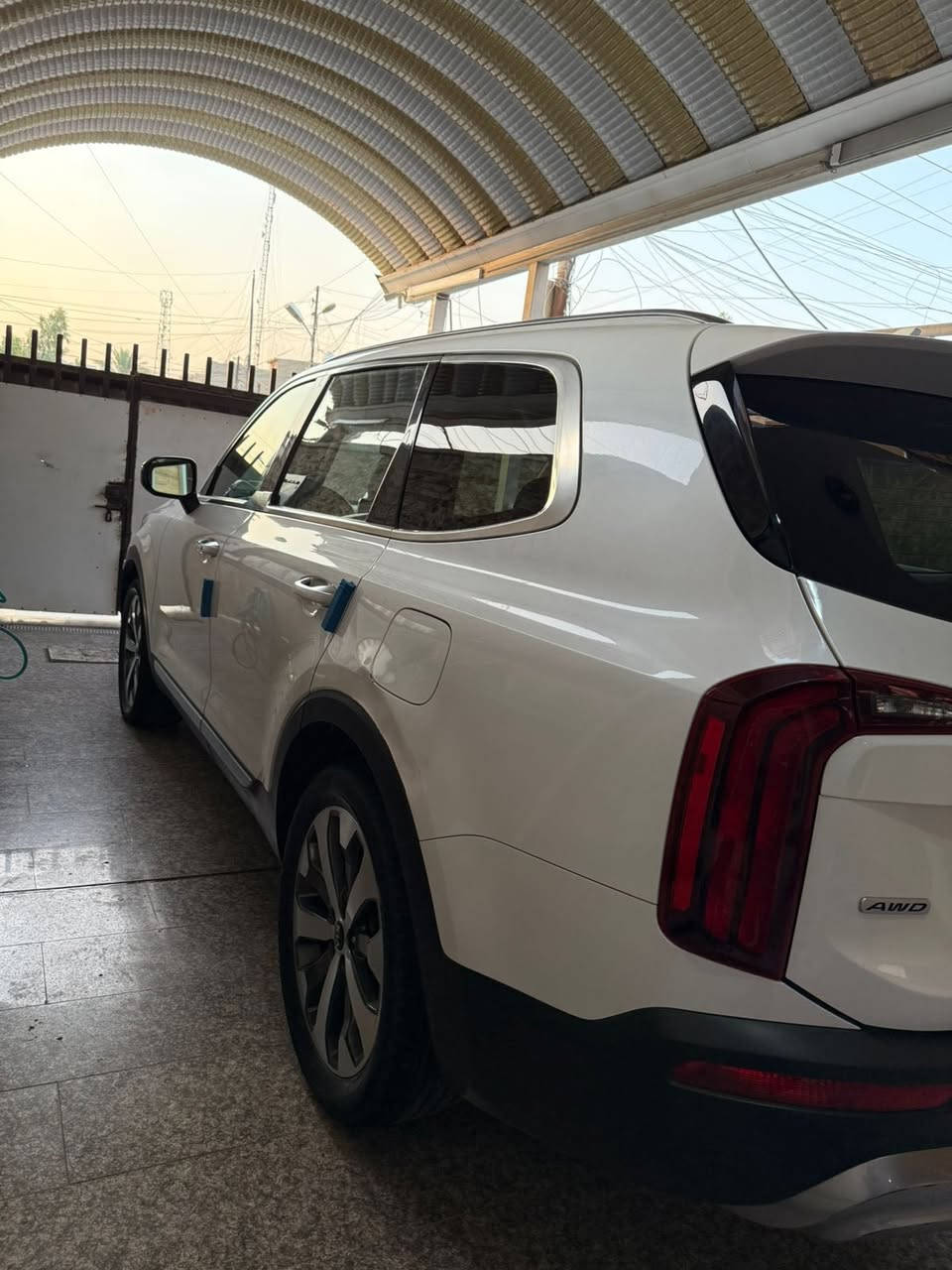 السلام عليكم للبيع كيا تلورايد 2020 لون ابيضّ رقم بغداد أمريكي  مكينة 6 سلندر
حادث السيارة كما موضح بالصور وبيها سونار فحص ايرباك استيرن وبردة فقط بيها صبغ جاملغ و حافة مال بنيد و باب صدر اثر ضربة 

مواصفات السيارة فول بصمة فتحة كشنات جلد كهرباء تدفئة تبريد 7 راكب 3 قطع تبريد مري شفط ترحيب باليدات مال بوب كامرة خلفية رادار امامي وخلفي توقف ذاتي تحديد مسار حساسات امامية خلفية مانع انزلاق سايد بريك بصمة مانع انحدار سيارة فول مواصفات 

مكان السيارة بغداد 

السعر 210 وبيها مجال 

رقم الهاتف ***********
