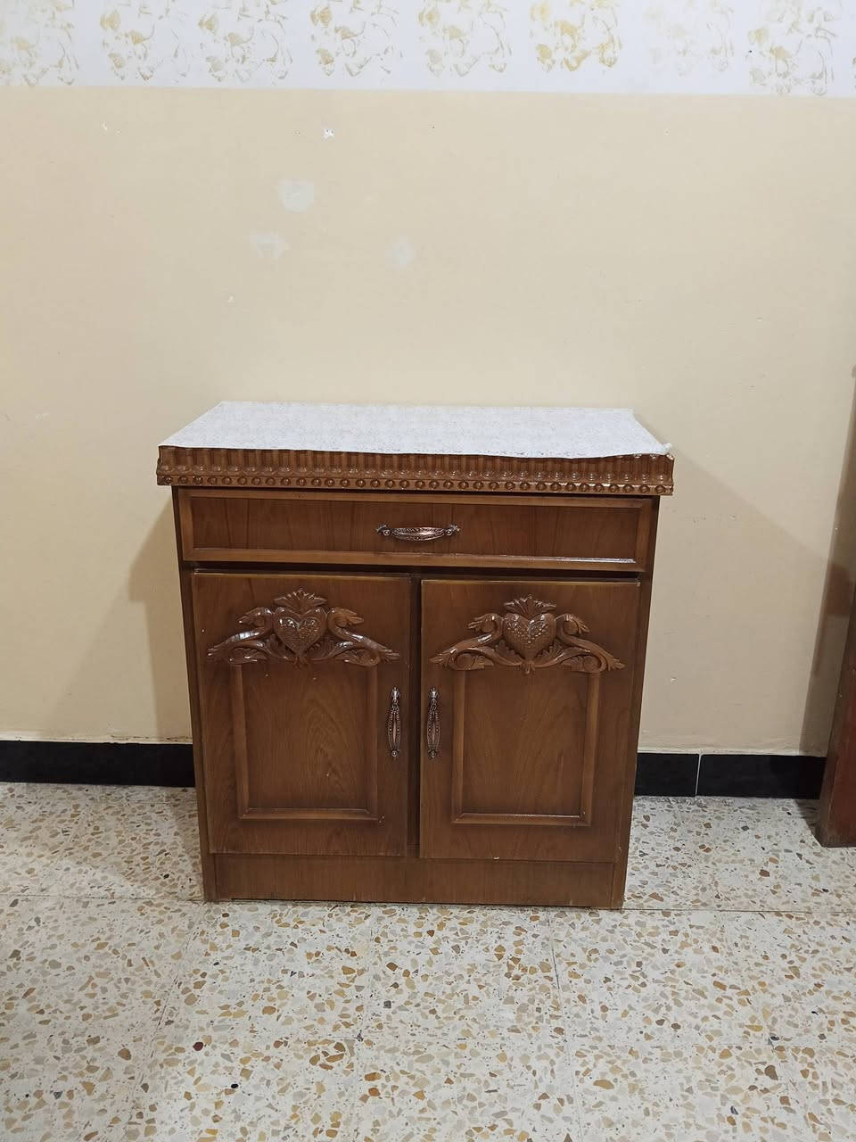 مرحبا بنات عندي غرفة للبيع سعرها مليون يلي تريدها تخابرني على هاذا الرقم ***********

