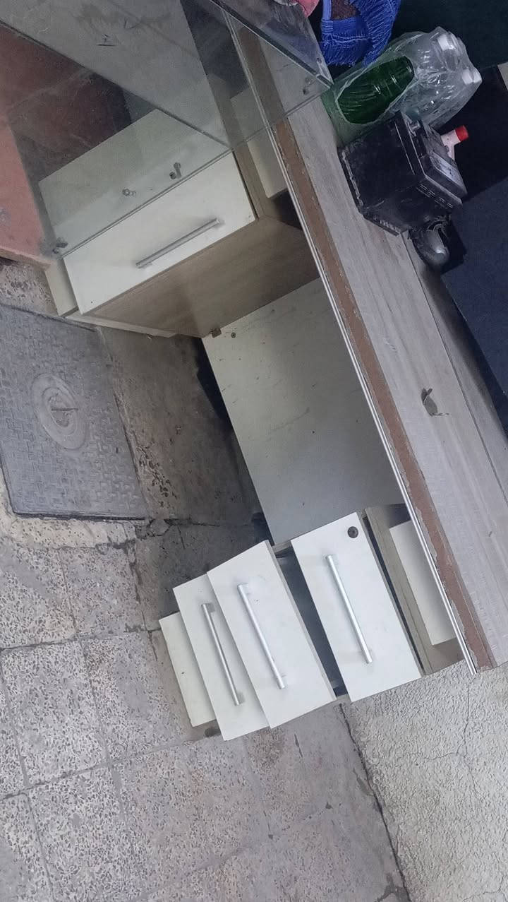 تخم ١٠ مقاعد اضراره موضحه بصوره قنفه وحده محروكه اربع كراسي و٢ ام ٣ وجان خانات عدد ٣ وميز مكتب تخم ٢٠٠ بي مجال ونقصه رجل والميز ١٢٥ وجام خانات ٣ ١٧٥ مكان حريه بغداد بيهم مجال


**إذا كنت صاحب هذا الإعلان وتريد حذفه لأي سبب، رجاءا أرسل رسالة إلى الدعم الفني**