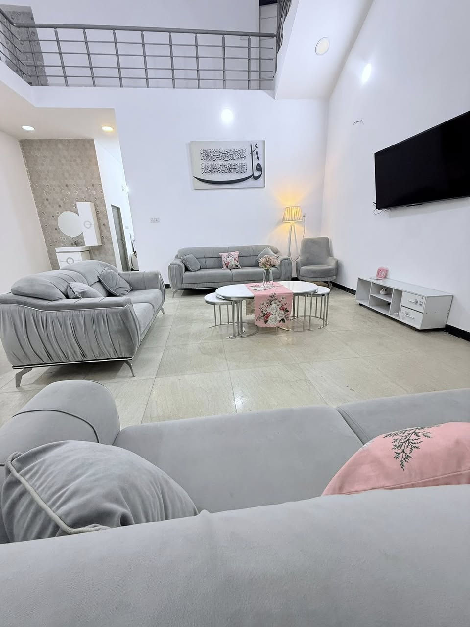 للبيع: بيت في منطقة الموظفين -
المساحة: 175 متر مربع
بناء 2020
مواصفات الطابق الأول:
- استقبال
- مطبخ
- صالة مفتوحة كبيره
- غرفة نوم
- حمام داخلي
- حمام خارجي
-طرمة وحديقة صغيرة 

مواصفات الطابق الثاني:
- غرفتين نوم
- غرفة سويت
للاستفسار واتساب ***********
