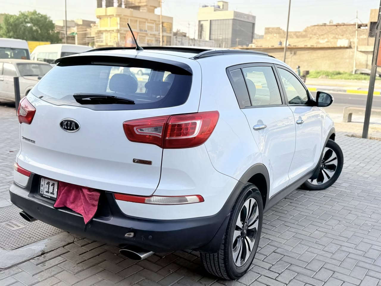 السلام عليكم #جوه_السوك 120 ورقه
كيا سبورتج 2012 فول مواصفات وارد امريكي مكينه GDI 2000 بيها جاملغ امامي صبغ وشبر بل باب السائق فقط
بصمه - بنوراما على طول قماره - كشن سائق كهربائي- كشنات جلد اسود-  أشاره بل مري - مري كهربائي - حساسات امامي او خلفي - كامره بلاديه - تبريد بيانو - ٣ نظام قيادة 
كير او محرك خير من الله تبريد ثلج صدر نص عمر مكينه مفتوحه  رقم جديد سنويه جديده هزه جديده مكاني بغداد البلديات ***********
