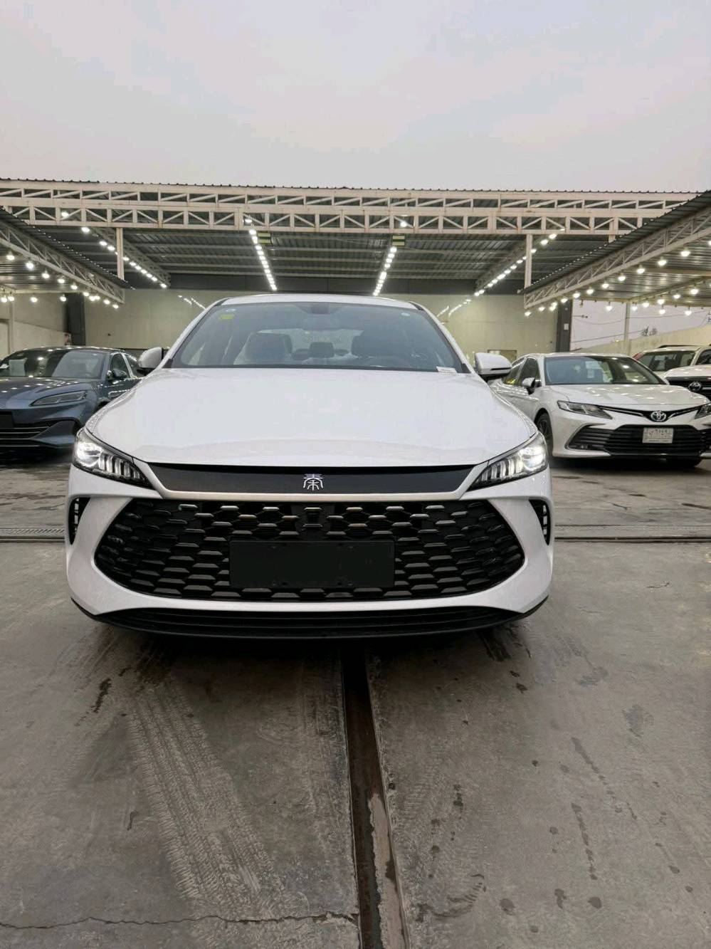 للبيع سيارة بي واي دي موديل جديد، لون أبيض، بحالة ممتازة. تتميز السيارة بتصميم أنيق وحديث يعكس التكنولوجيا المتقدمة. مناسبة جداً للاستخدام اليومي والرحلات الطويلة. إذا كنت تبحث عن أداء جيد وراحة في القيادة، هذه السيارة مثالية لك! السيارة فقط اقساط بدون كفيل ولا ماستر استلام فوري