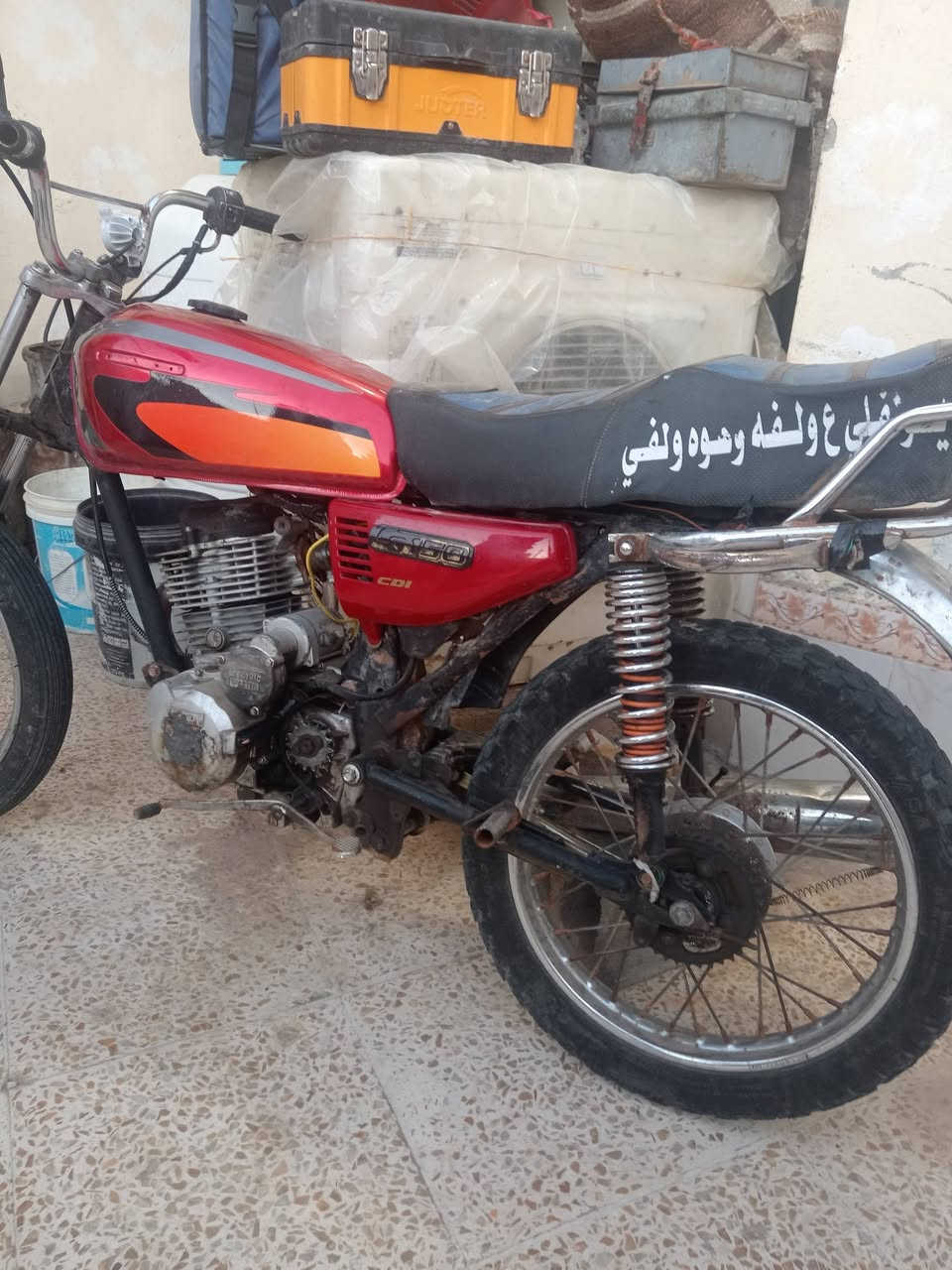 السلام عليكم
دراجة سيفان موديل 2020 للبيع دراجة تمشي ومابيها نقص بس فيلسة وزنجيل دبلات خلفية وامامي جديدات ويشتغلن  شاصي نضيف وبي بليته بدون اوراق كشن جديد تانكي نضيف وياله نضيفة دراجة ابيعها كوم حديد لان بدون اوراق ومكفولة من السرقة السعر 165 وبيها مجال العنوان ديالى بلدروز للأستفسار خاص او الاتصال ***********
