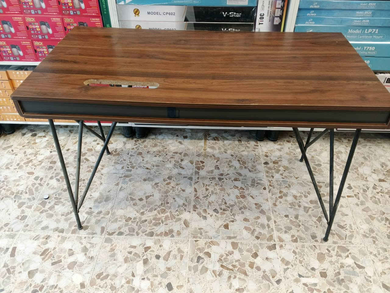 السلام عليكم ميز للبيع
مكان شارع فلسطين حي الادريسي 
رقم هاتف / ***********السعر 60,000الف 
بيه مجال قليل
