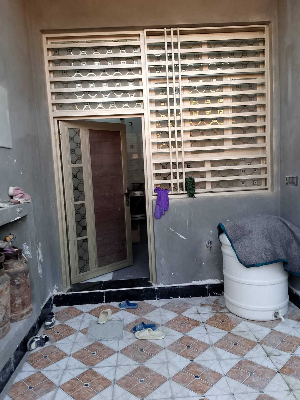 دار سكن بناء جديد مسلح غرفه صاله استقبال ومطبخ وصحيات وفوك صاله كبيرة مساحه ١٢٥ واجهه ٧الى ربع حي الزهراء قريب على شارع ٢٠ السعر ١٢٠ للاستفسار مكتب ياسين للعقار ***********
