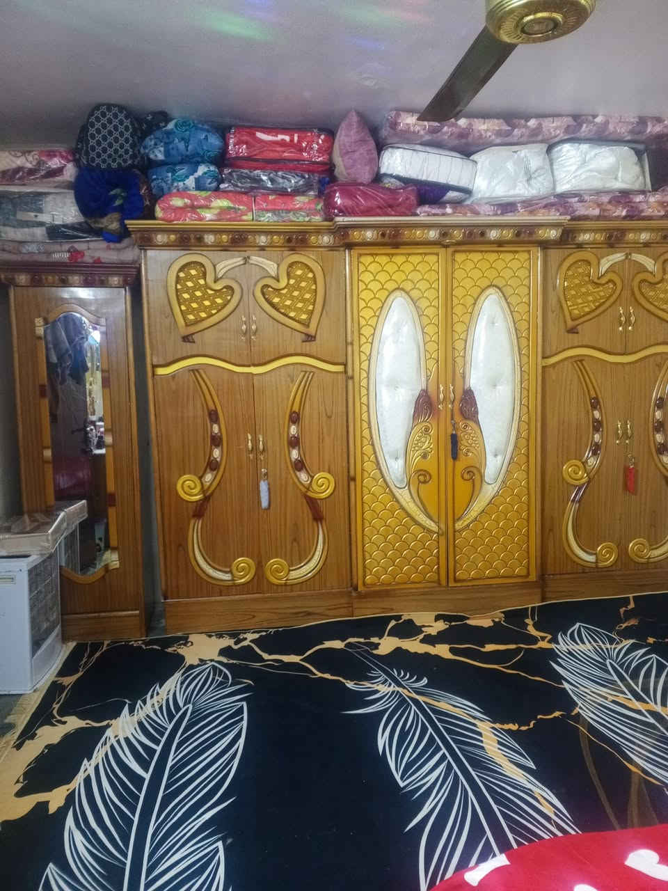 السلام عليكم غرفه للبيع السعر 650مع دوشك بدون دوشك ب600العنوان بغداد حي جهاد رقم ***********
