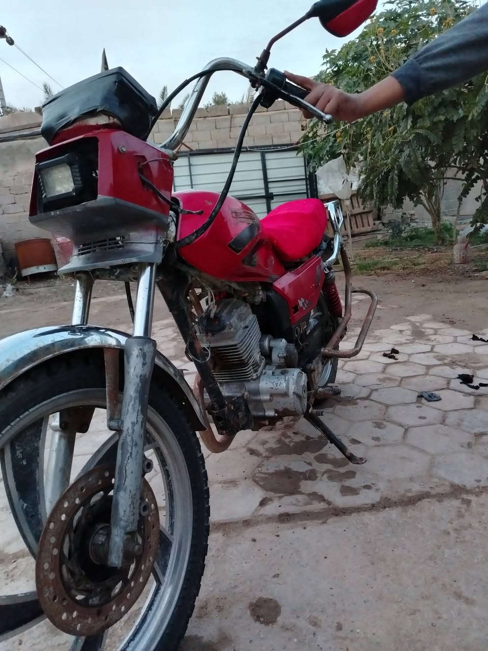 سلام عليكم دراجه جونده للبيع اني شادله تانكي فيوم تانكيه موجود ومابي شي شغال دراجه سنويه و موجوده عندي بس اني ابيع كلك ***********
