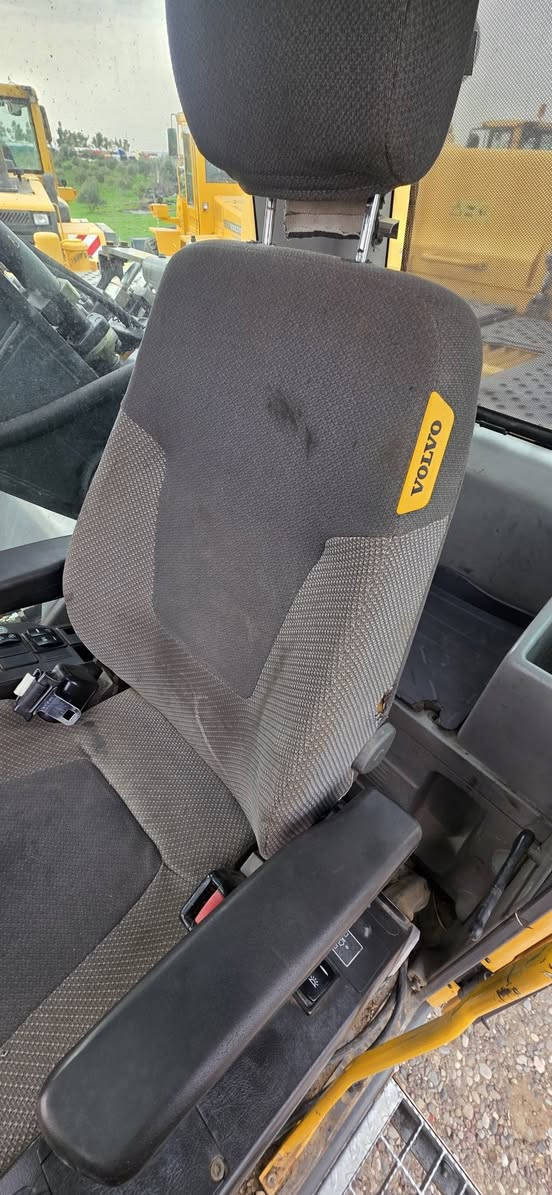 للبيع - بۆ فرۆشتن 
———————
عفار  : VOLVO
حجم : EC380 DL
موديل : 2012
دخول :جدید
مکان   :اربیل قضا ٕخبات معرض باران
—————————
بۆ زانیاری زیاتر پەیوەندی بکەن بەم ژمارە تەلەفۆنە 

***********
***********
