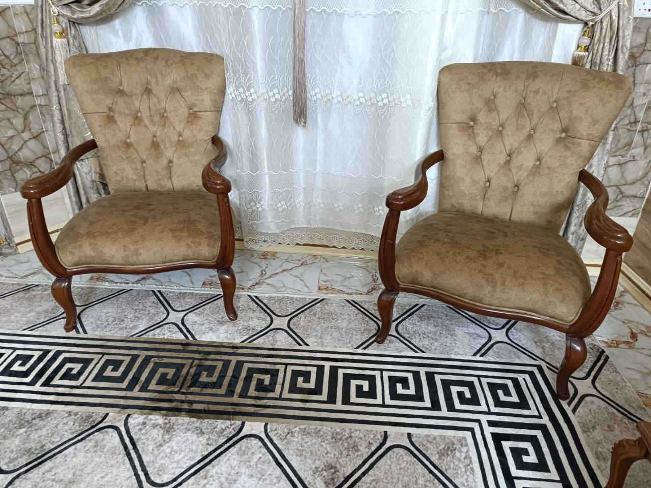 تخم قنفات عشر مقاعد نضيف جدا تركي بغداد قرب سوق اميمه مع سيت طبلات السعر 800بي مجال الطيبين ***********
