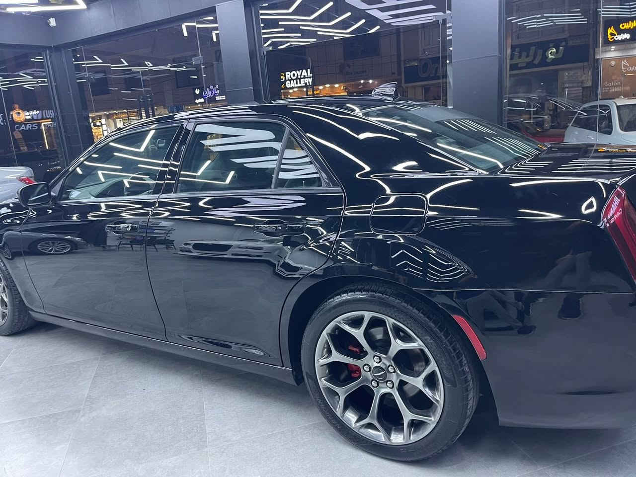 للبيع كرايسلر اوباما 
(S300) فولل مواصفات وارد كندي فقط ربع صبغ بجاملغ الخلفي
2018 أصل ماشيه 115رقم اربيل الدولي الجديد شرط التحويل 
‏V6/3600
السيارة مكفولة من كلشي
جاهزه من كل نقص :
حداديه تخم تاير تدفئه تبريد كله جاهز
المواصفات/
كير ماوس 8 نمر

تشغيل عن بعد
كشنات تدفئه
كشنات كهرباء جلد اسود
لايت زينون عدسه
شاشه كبيره تدعم كاربلي
بصمه تشغيل وأبواب
خزن ميموري
كامرا خلفيه
ستيرن كهرباء
تبريد قطعتين
تحكم ستيرن جهتين مع مثبت سرعه
مري كهرباء
بردات
ويل كروم
باقي المواصفات معروفه
السياره جاهزه ومال جناي
مكانها اربيل
سعرها 245ورقة 
*********** أربيل, العراق
