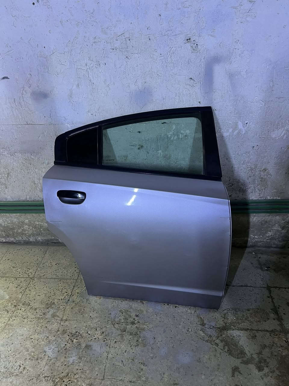 سلام عليكم زوج بوب جهه الصدر بدون صبغ فقط بارد الباب ال امامي فارغ والخلفي كامل عنوان بغداد الشعب اتصال *********** ممتواجد عل فيس تريد اتصل وبخدمتك
