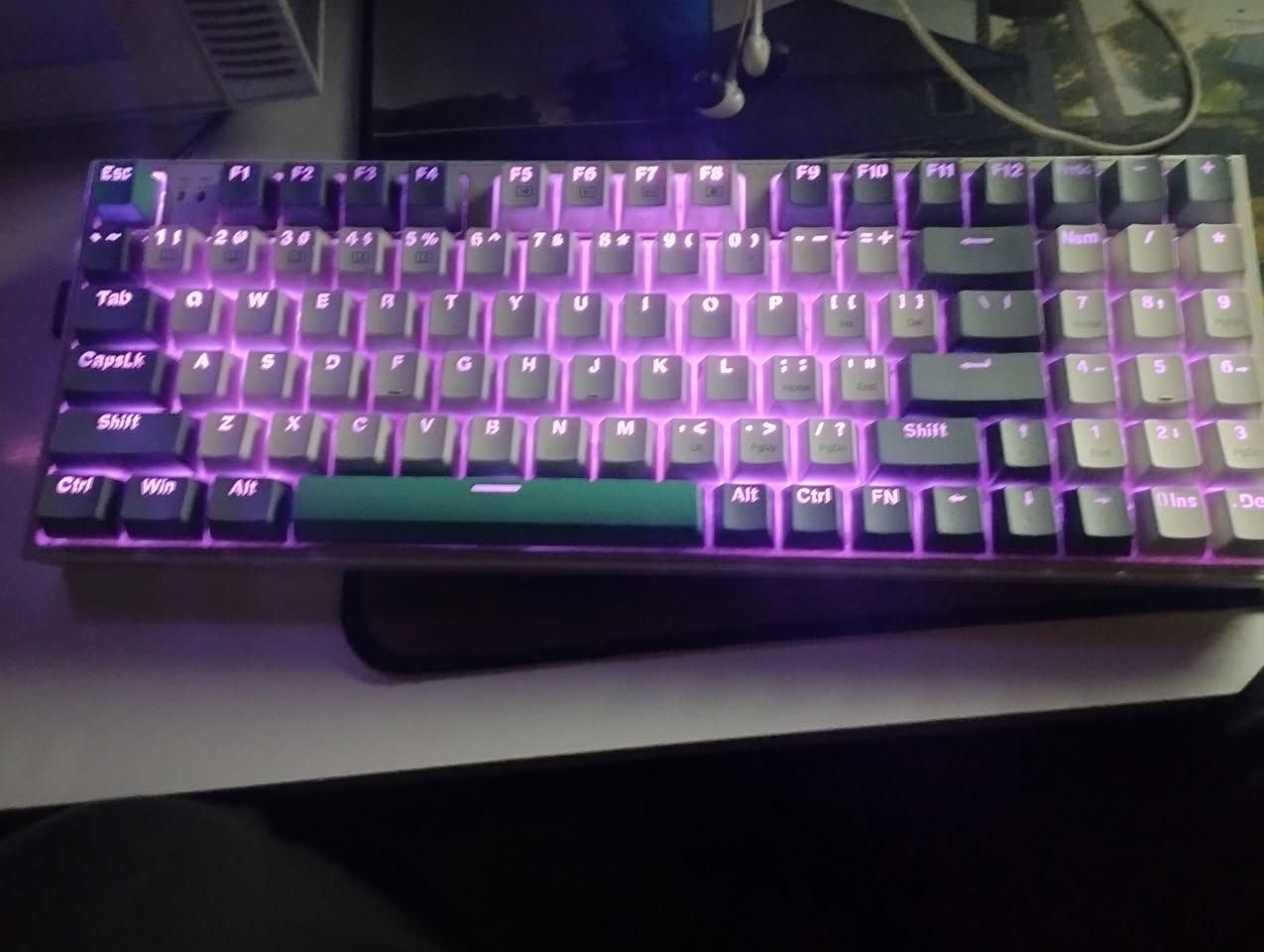 السلام عليكم 💻 للبيع: PC Gaming جاهز + RGB + كرت ASUS
🔥 جهاز قوي ونظيف، جاهز للألعاب بدون أي مشاكل

🔧 المواصفات:

معالج: Intel Core i7 6700

كرت شاشة: ASUS GTX 1050 Ti 4GB 🔥

رام: 16GB DDR4

تخزين: SSD 120GB + HDD 1TB

باور: 550W

كيس Gaming بإضاءة RGB ✨

مرفق كيبورد 🎮

🎮 يشغل ألعاب مثل:
GTA V /  / Fortnite / ألعاب كثيرة بشكل ممتاز

📌 الجهاز نظيف ومجرب، شغال بدون أي مشاكل
📌 مناسب للألعاب والدراسة والاستخدام اليومي

💰 السعر خاص 

الموقع بغداد لا يوجد توصيل جدآ نضيفه استعمل 5 أشهر


**إذا كنت صاحب هذا الإعلان وتريد حذفه لأي سبب، رجاءا أرسل رسالة إلى الدعم الفني**