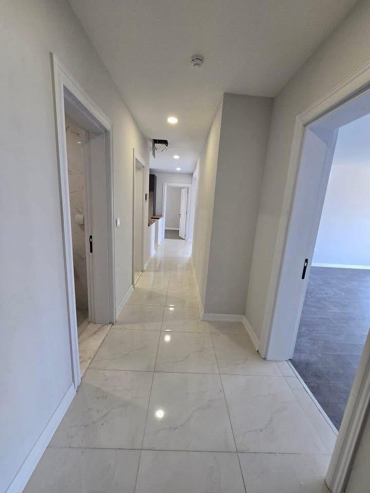 شقة للبيع مجمع الروان السكني طابق 13 اطلالة خارجية تحتوي على ٣ غرف نوم ومطبخ وهول وصالة و٣ حمامات مع سبالت عدد خمسة وكاونترات وغساله صحون وغساله ملابس للاستفسار الاتصال على الرقم ***********
