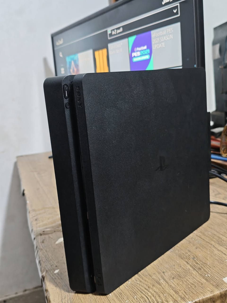 بلي ستيشن 4 سلم مع كامل اغراضة و يدة 
السعر 245 على الفحص تاخذة 
للتواصل ***********
