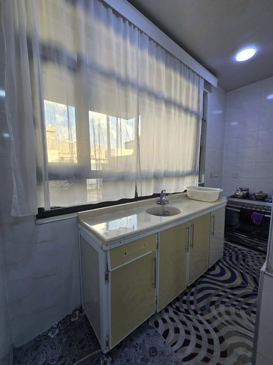 اعلان رقم (1890)📢📢📢
————————
دار للبيع مساحة 200 متر 
فول سيراميك بناء حديث 
الموقع بنجاعلي 
قرب جامع ئيمان 
استفسار 
***********
***********
