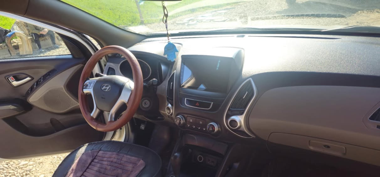 تًوكسان خليجي 2014 نضيفه جدا مكفوله  كفاله عامه سنوية مجدده لل 2029 رقم بابل تبريد كامل شاشه تاب كامره خلفية نضافة مثل مامبينه عدكم بالصور السعر 147 وبيه مجال 
للاتصال***********
