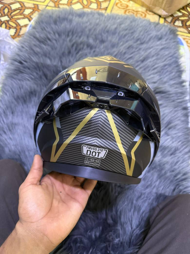 توفرن 3خوذ من ماركه نولان اليطالي فخامه بلشكل وادااء ممتاز داخله عده ختبارات لضامن مالها اصعد عليها اذا صار بيها شي لاتاخذها تحتوي عله 3فتحات تهويه وثنين مانع ضباب وتكون فك قلاب ونضاراتين داخليه وخارجيه الوانها مميزه ومادخل وشوشه من تمشي معدل خوذه بمعنى كلمه وحاصله عله شهادت لدوت مكاني بصره وعندي توصيل محافضات 
*********** ابو الخصيب, البصرة
