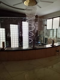 جام 10ملم شفاف وسود وبرونزي  تجهيز الدرج ولبلكونات المقوس ولعدل جام حر...