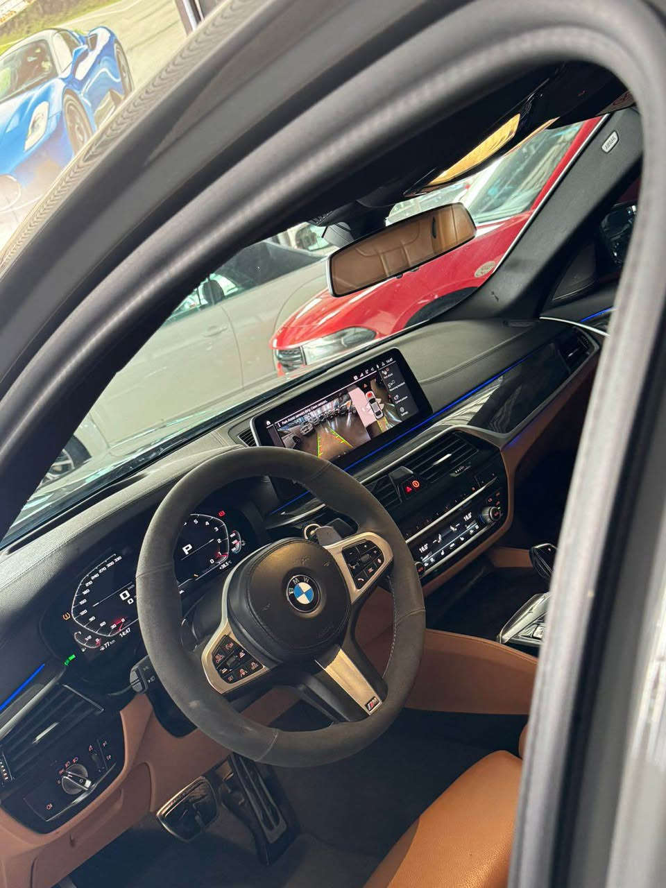 Bmw2021
رةنگي سمتي
سيارةكة ٥٣٠i
Mپاكيجي بيلادي
سيارةكة ٢سويج و كارتي بيلادية
داتاشوية
٥كاميرةية 
ناو قةيسي بيلادية 
كوشين ٧٤٠
رادار گةورة 
سيارةكة لوية بي سلايتة وةكي M5هاتية 
سيارةكة گير مةكينة بةشةرت نةكرايتةوة 
سيارةكة لة هةولير چاملغي بويتة سبوغ 
بونيتي كرايتة M5
بي ژؤري بي ارباك 
سيارةكة زؤر زؤر جوانة 
*********** أربيل, العراق
