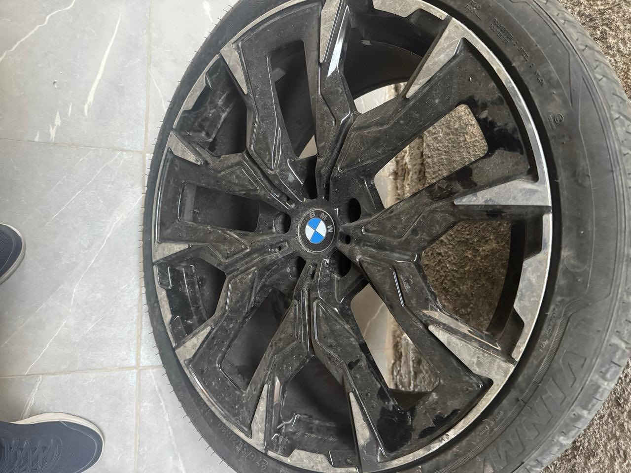 تايرات BMW 2024  مع ويل كب حجم 20  حديث استخدام شهر واحد فقط للبيع السعر 700$    الإتصال على الرقم ***********
