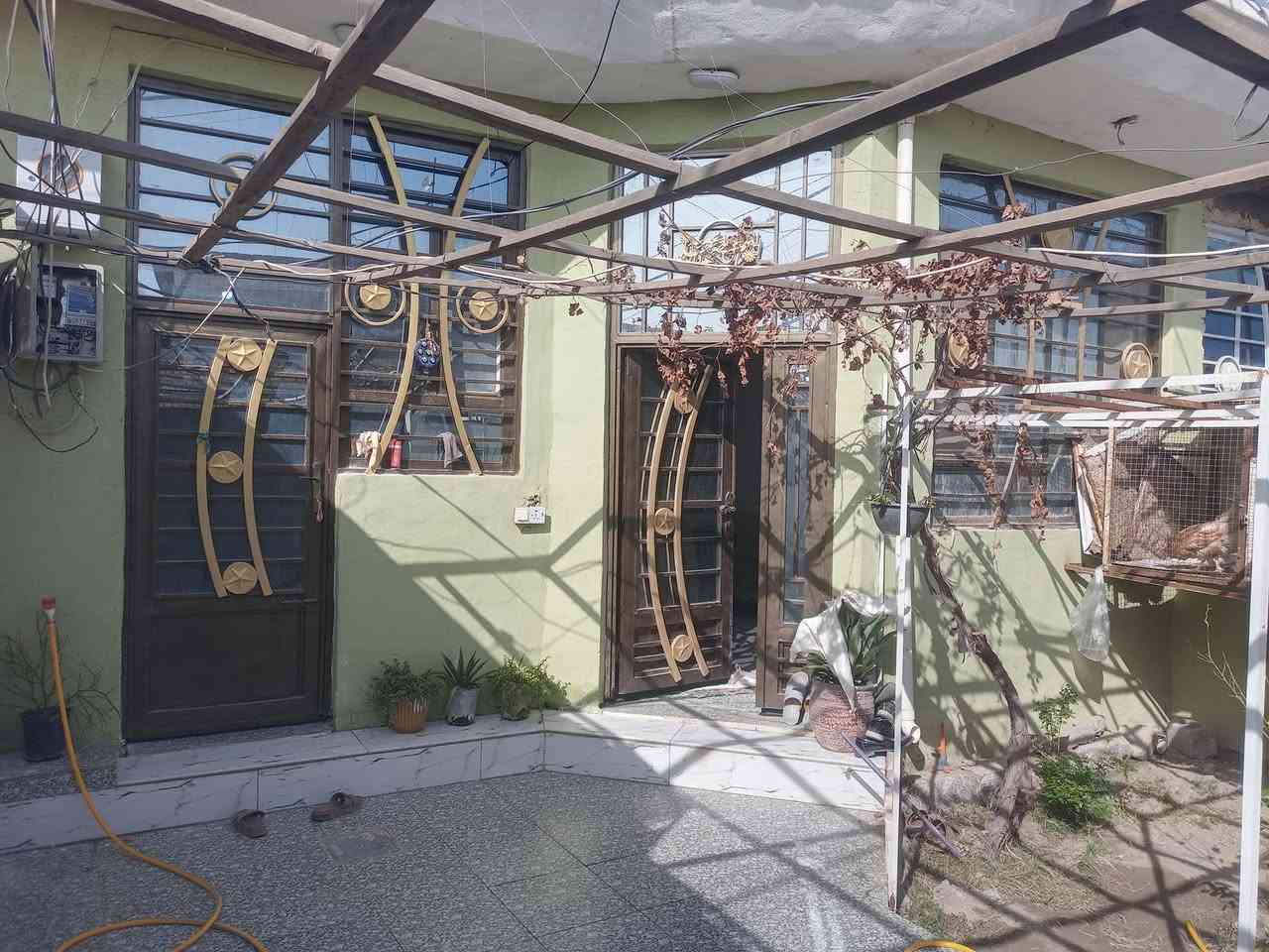 اللهم صل على محمد وآل محمد
بيت مساحه ١٢٠ متر
الموقع طوريج الحولي خلف حلويات الحمداني نهايه المجمع السكني الجديد متوفر كافه الخدمات يبعد عن تبليط المجمع  ٣٠ متر تقريبا
يحتوي على غرفه وصاله ومطبخ واستقبال وصحيات عدد ومناور عدد ٢ والبيت كامل من كولشي نقص ستاره للسطح فقط لا غير 
سند ٢٥
بناء جديد
السعر المطلوب ٦٣ بي مجال بسيط
***********
***********
